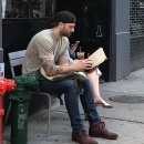 뉴욕 지하철에서 책 읽는 남자들 사진찍었더니.. 이미지