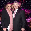 외국의 유방암 자선행사 / 더블유코리아의 유방암 자선행사 비교 이미지