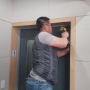 화장실 Door check 설치 이미지