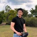 압도적인 피지컬을 뽐내며 근황 반팔 티가 터질 듯…김우빈, 청바지만 입어도 감탄 나오는 '압도적 피지컬' 이미지