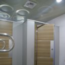 다목적체육관 화장실 이미지