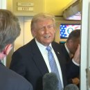 Trump Talking with Reporters in AirForce One 이미지