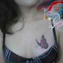 여성타투문신 가슴 칼라 나비 타투 문신 도안엠마타투まお(마오) 이미지