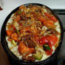 치즈누룽지 위 부드러운 토시살 찹스테이크 이미지