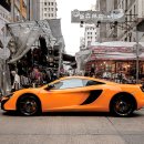 사람들과 자동차 이미지