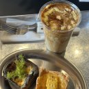 J여관 | 카라멜스테이션 : [묵호] 콘수수커피가 맛있는 커피맛집 ♥ (근데 에그타르트는 글쎄)