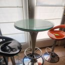 Tall table with 3 stools 이미지