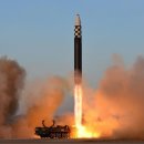 김여정 협박 다음날... 北, 동해상 1000km 비행 ICBM 고각 발사 이미지