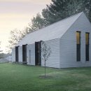 호숫가의 하얀집 이미지