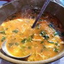 강물이 흐르는 곳 앞 간이화장실 이미지