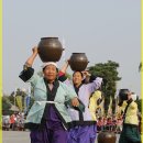 물동이 이고 가는  이미지