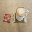 북카페 - 흔적 | [마포구청/망원] 책 읽기 좋은 차분한 분위기의 북카페 '애독의 흔적'