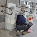 화장실벽 타일이 퉁퉁 소리가 나서 떼어내고 새로 설치하였어요 이미지