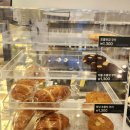 양천향교역 6번출구 | [양천향교역 카페] 자리마다 콘센트가 있는, 에이바우트커피 양천향교역점