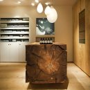 서울 가로수길에 생긴 Aesop매장 Aesop's first shop in Seoul features recycled pine and blackened-steel fittings 이미지