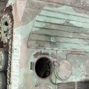 러시아 보병전투차 해치에 드론 수류탄 투하 이미지