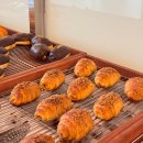커피홀베이커리 철원동송점 | 강원도 철원 주상절리 카페 베이커리 리버포레스트 단체석