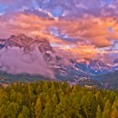 돌로미티의 Passo Giau(해발 2236m 고갯길)와 Cortina Dampezo의 놀라운 가을 풍경 이미지