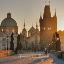 손 끝으로 빛나는 유리공예 이미지