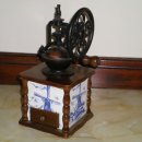 COFFEE GRINDER.COLLECTABLE KITCHENALIA.LARGE WOOD AND METAL COFFEE GRINDER.TILED 이미지