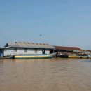 캄보디아 수상가옥과 선착장풍경 이미지