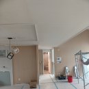 명지세인트빌아파트 | [김해 구산동 도배] 높은 층고 디아망 도배 시공 후기: 아시바 설치 후 완성된 웅장하고 완벽한 공간