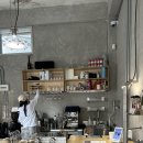 레드앤화이트독 | [용산/해방촌] 아이스크림과 와인을 먹을 수 있는 카페 겸 와인바, 어글라스오브