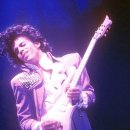 보랏빛으로 물든 하늘 아래, Prince의 ＜Purple Rain＞ 이미지