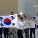 교황이 ‘서울’을 차기 세계청년대회 개최지로 발표하자 대한민국 젊은이들이 단상에 올라 기쁨을 표하고 있다. 이미지