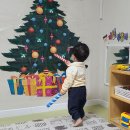 * 12월 10일 (수) 트리꾸미기(반짝이스티커), 색깔 밀가루로 놀이하기. 이미지