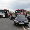 군산서 승용차-시외버스 충돌…1명 사망·2명 경상 이미지