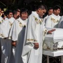 18/05/07 Slain Catholic priest laid to rest in northern Philippines - Police say Father Mark Anthony Ventura was shot dead by hired killers as a resul 이미지