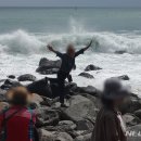 태풍 '난마돌' 영향권.. 제주 해변 관광객 '아슬아슬 기념촬영' [뉴시스Pic] 이미지