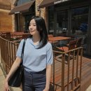(주)토니브라운 | 청량한 여성 여름 청바지 코디 고민? 지센 오픈형 카라 니트로 연출하는 출근룩