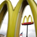 맥도날드, 일시적으로 미국 사무실 폐쇄, 정리 해고 통지 준비 : 보고서 보고서에 따르면 맥도날드의 정리 해고는 회사 구조 조정과 함께 이미지