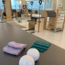 집에서 따라할 수 있는 소도구 필라테스 이미지