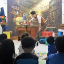 책 읽어주는 마술사 이미지