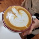 커피라떼아트 야간 이미지