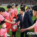 밀양에 사흘째 산불 확산중인데 축구보러간 윤석열 이미지