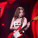 산다라박, 'I ♥ girls' 탱크톱 입고 락스타 변신…페스티벌 찢었다 열정적인 무대 위 순간 이미지