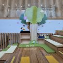 🌳 숲속 이야기 속으로! 계단을 활용한 특별한 유치원 미니 도서 공간 꾸미기 / 서산국공립단설 성연유치원 계단활용한 미니도서관 이미지