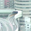 오사카의 '빌딩을 뚫고 가는' 도로 이미지