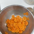 제목은 연어 스테이크로 하겠습니다! 근데 이제 당근을 곁들인 이미지