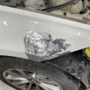 준덴트칼라 | BMW GT 주차 중 사고 외형복원: 찌그러진 앞휀더 판금도장 복원 및 앞범퍼 순정 정품 교환 시공 후기