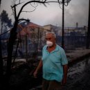 Les incendies continuent de faire rage en Grèce, qui attend l’aide de ses v 이미지