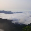 운산 아래 구름 이미지