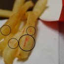 맥도날드의 빨간 감자튀김…“포장지잉크 녹은 것” 불만 이미지