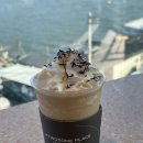 강변도로 | 부산 뷰 좋은 대형 카페 명지 투썸플레이스 명지강변점 주차 메뉴판 말차아박 칼로리 내 돈 내산 후기