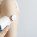 말씀하신 “어깨(팔)에 붙이는 동그란 시계 모양”은 바로 **연속혈당측정기(CGM)**입니다. 이미지