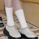 카페 앤 스니커즈 | 있지 류진 솔트앤초콜릿 여자 연예인 발편한 굽있는 스니커즈 유행 신발 데일리룩 추천